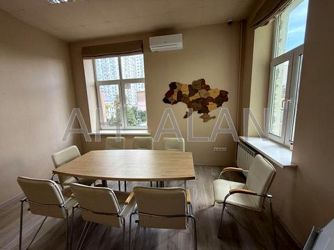 комерційна за адресою Олександра Кониського вул., 82