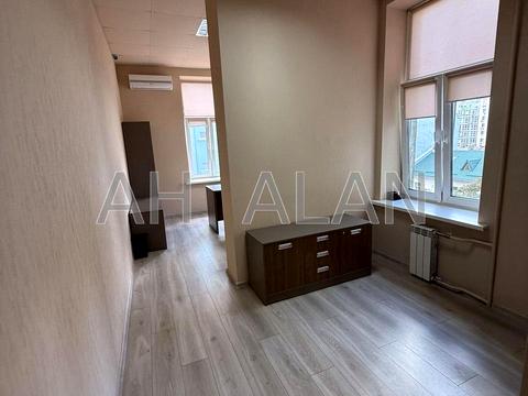 комерційна за адресою Олександра Кониського вул., 82