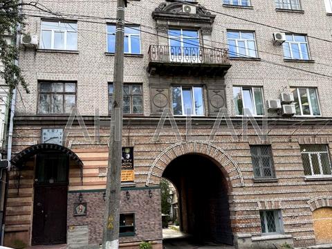 комерційна за адресою Олександра Кониського вул., 82