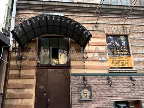 комерційна за адресою Олександра Кониського вул., 82