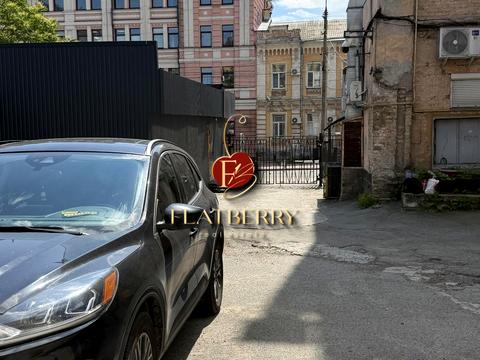 паркомісце за адресою Костянтинівська вул., 10