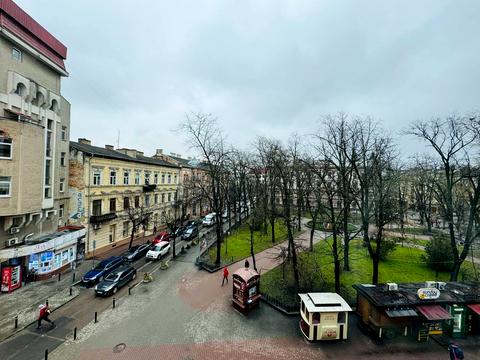 комерційна за адресою Михайла Грушевського вул., 1