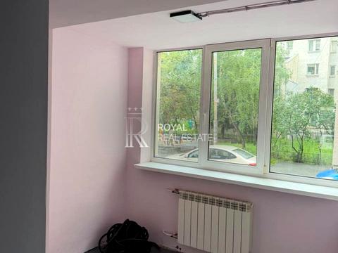 комерційна за адресою Межигірська вул., 57/17