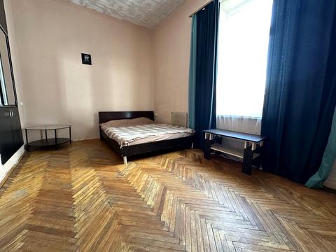 квартира за адресою Академіка Володимира Гнатюка вул. (), 12