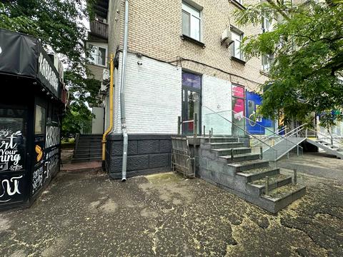 комерційна за адресою Будівельників вул., 36