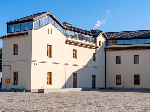 комерційна за адресою Богдана Хмельницького  вул., 116