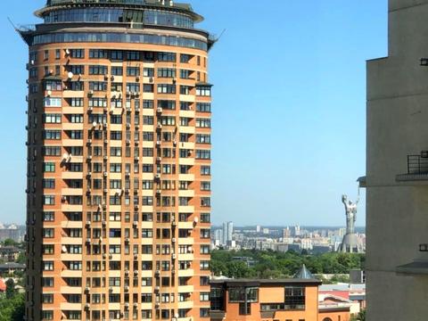 комерційна за адресою Євгена Коновальця вул. (Щорса), 44-А