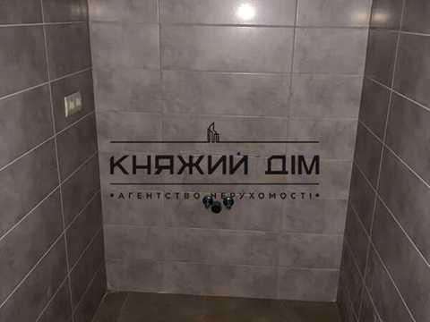 комерційна за адресою Ревуцького вул., 40-Б