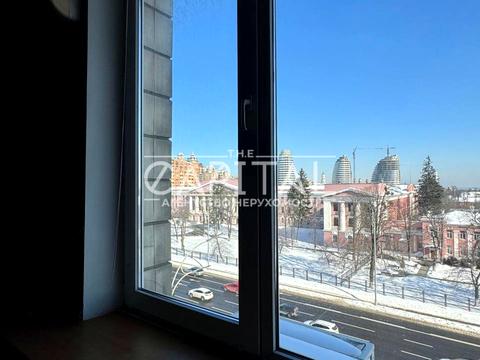 коммерческая по адресу Лесі Українки пл., 34