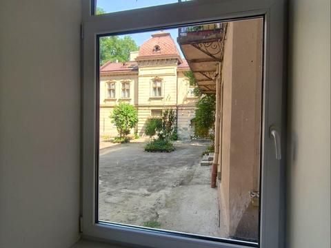 комерційна за адресою Личаківська вул. (), 9