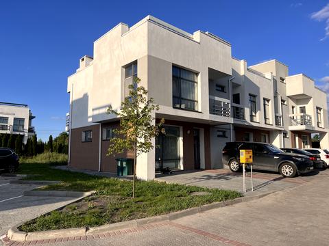 будинок за адресою Коновальця, 44Б