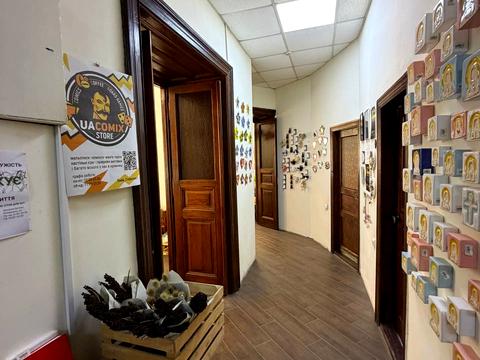 комерційна за адресою Івана Франка вул., 8