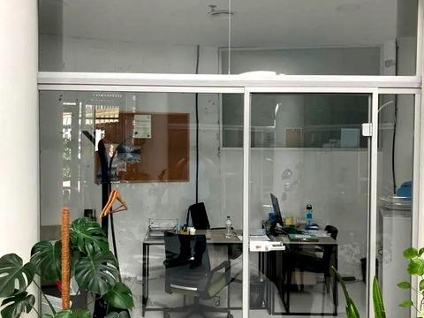 комерційна за адресою майдан Незалежності пл., 1
