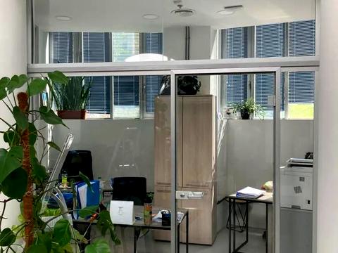 комерційна за адресою майдан Незалежності пл., 1