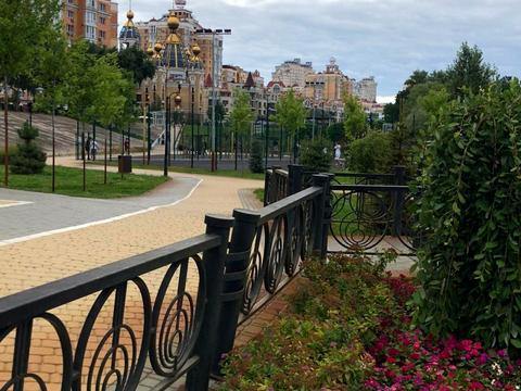 комерційна за адресою Володимира Івасюка просп. (Героїв Сталінграду), 4