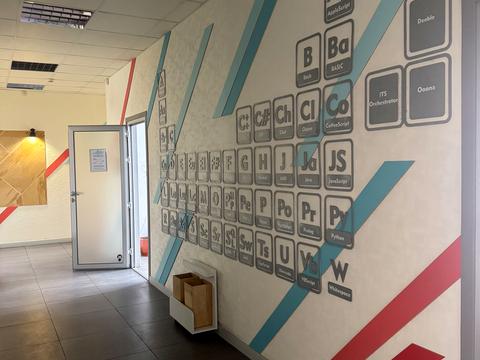 комерційна за адресою майдан Ірини Бугримової пл., 3
