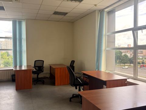 комерційна за адресою майдан Ірини Бугримової пл., 3