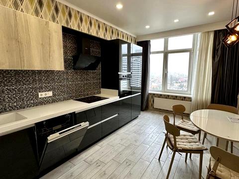 квартира за адресою Літературна вул., 8