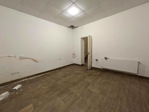 комерційна за адресою Українська вул., 5