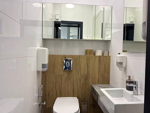 комерційна за адресою Літературна вул., 1а