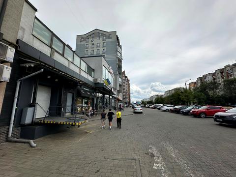 комерційна за адресою Володимира Івасюка вул., 7