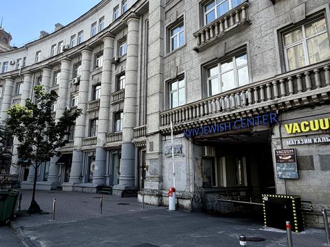 комерційна за адресою Саксаганського вул., 65