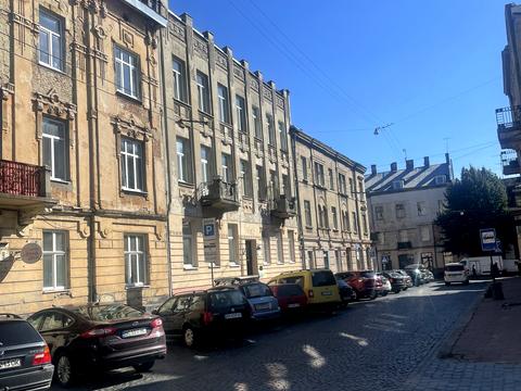 комерційна за адресою Івана Тобілевича вул., 9