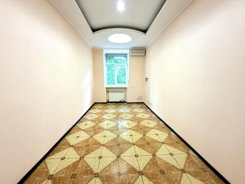 комерційна за адресою Кропивницького вул., 18