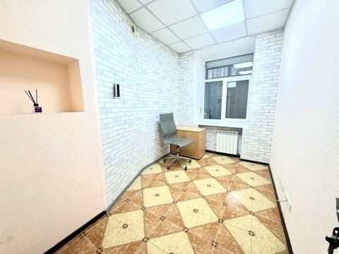 комерційна за адресою Кропивницького вул., 18