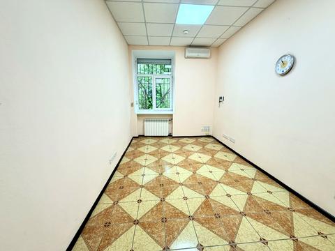 комерційна за адресою Кропивницького вул., 18
