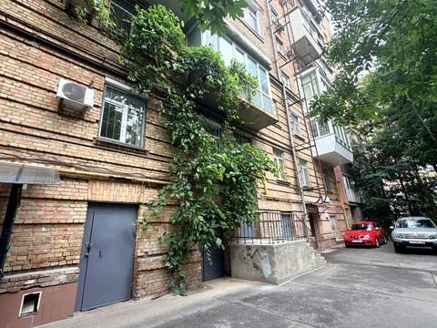 комерційна за адресою Кропивницького вул., 18