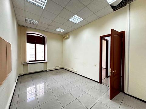 комерційна за адресою Володимирська вул., 42