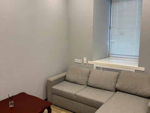 комерційна за адресою Куликівський узвіз (Революції), 9