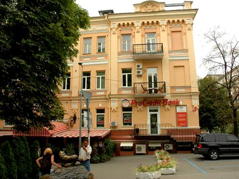коммерческая по адресу Лисенка ул., 1