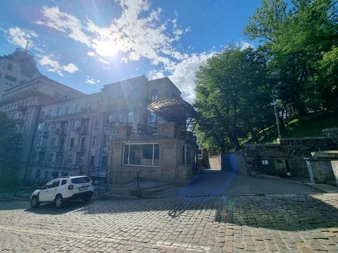 паркомісце за адресою Шовковична вул., 38