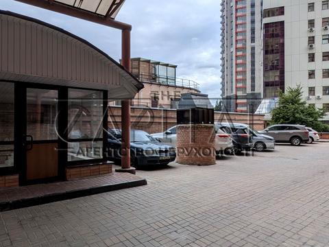 паркомісце за адресою Євгена Коновальця вул. (Щорса), 36-Б
