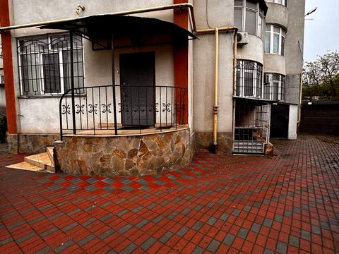 комерційна за адресою Олексія Вадатурського вул. (Маршала Малиновського), 18