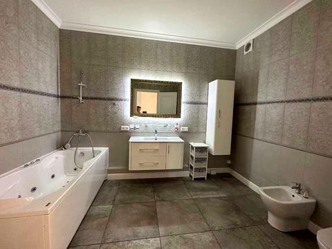 комерційна за адресою Кловський узвіз, 7a