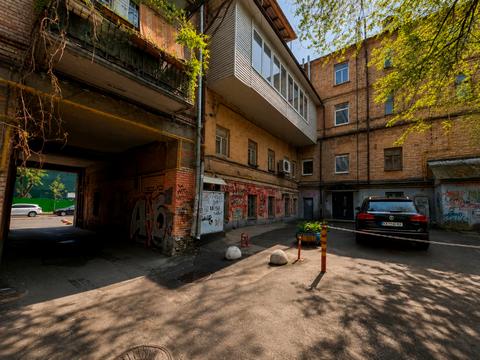 комерційна за адресою Золотоворітська вул., 4