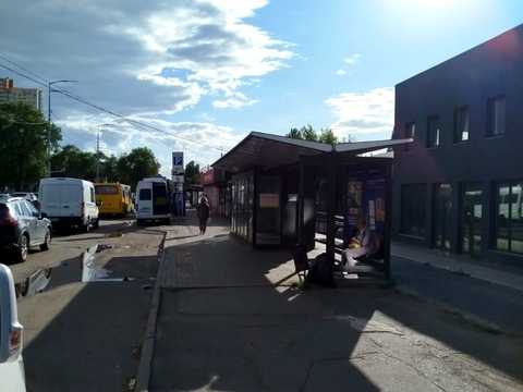 комерційна за адресою Братиславська вул., 3