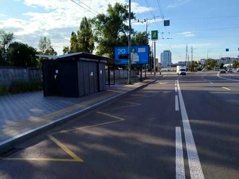 комерційна за адресою Братиславська вул., 3