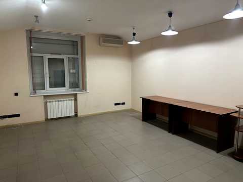 комерційна за адресою Кропивницького вул., 18