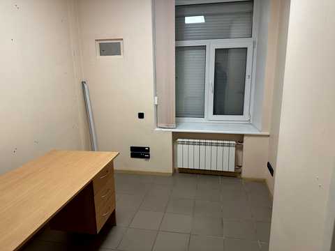 комерційна за адресою Кропивницького вул., 18