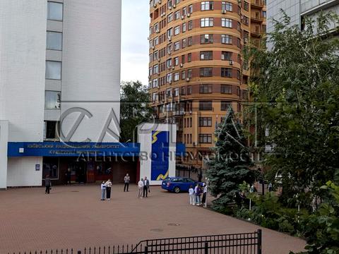 паркомісце за адресою Євгена Коновальця вул. (Щорса), 36-Б