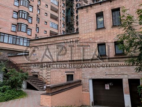паркомісце за адресою Євгена Коновальця вул. (Щорса), 36-Б