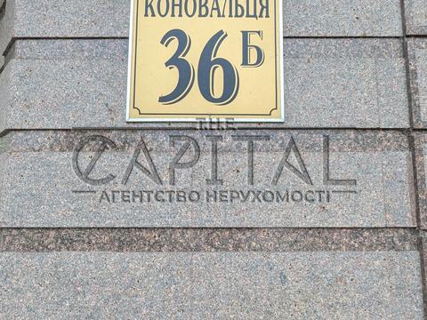 паркомісце за адресою Євгена Коновальця вул. (Щорса), 36-Б