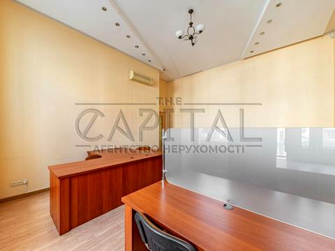 комерційна за адресою Саксаганського вул., 15