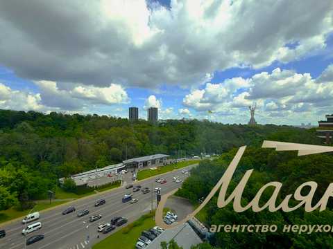 комерційна за адресою Болсуновська вул. (Сергія Струтинського), 13/15