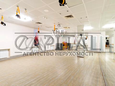 комерційна за адресою Анни Ахматової вул., 22