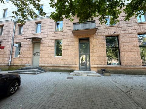 комерційна за адресою Дмитра Яворницького просп. (Карла Маркса), 121